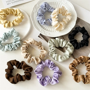 Lot de 10 chouchous en satin coloré avec texture soyeuse pour queue de cheval élégante