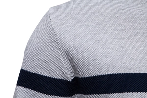 Detailaufnahme des grau-blauen gestreiften Strickstoffs eines Herren-Stehkragenpullovers