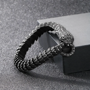Vue détaillée du bracelet en acier inoxydable à texture d'écailles de serpent vintage