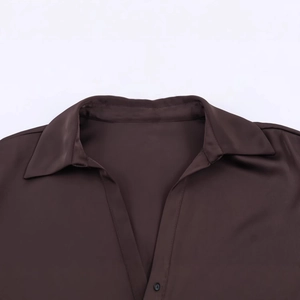 Chemise en satin marron foncé avec col élégant et texture soyeuse lisse pour femme
