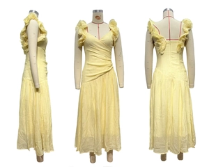 Vues détaillées d'une robe jaune clair à col en V avec volants et plis à la taille