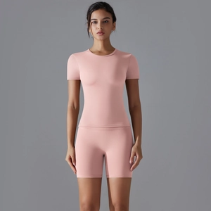 Vue de face du haut de yoga rose ajusté et du short de fitness pour femme à séchage rapide