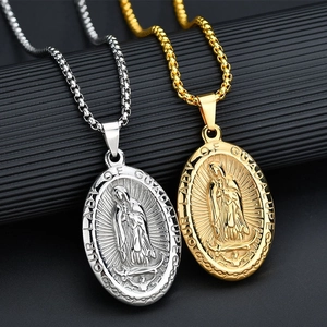Collar colgante ovalado relieve Virgen de Guadalupe en oro y plata con cadena box para mujer