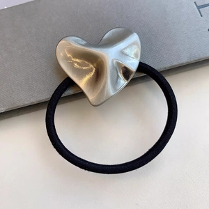 Minimalistisch elastisch haarelastiekje met een zilveren metalen hartvormige bedel