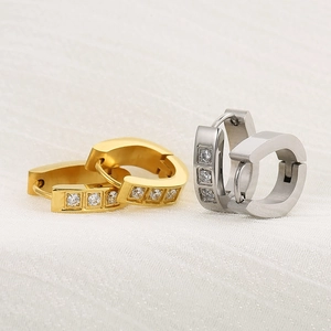 Boucles d'oreilles en U en acier inoxydable avec trois oxydes de zirconium or et argent