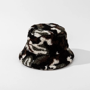 Gros plan sur le tissu camouflage en fausse fourrure épaisse d'un chapeau de pêcheur
