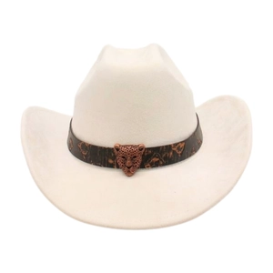 Dettaglio cappello da cowboy con fascia leopardata e fibbia a testa di leopardo