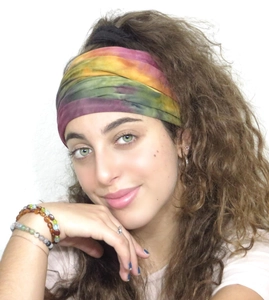 Dettaglio della fascia sportiva tie-dye arcobaleno da 18 cm indossata da una modella