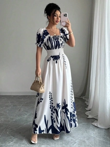 Détail de la robe longue blanche à motifs de feuilles bleues et taille haute élastique