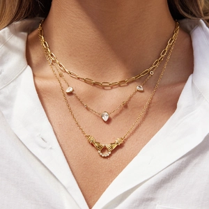Collier multi-rangs en acier titane doré avec maille trombone et pendentif mains entrelacées