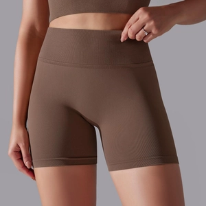 Vue détaillée du short de yoga taille haute marron foncé avec ceinture côtelée élastique