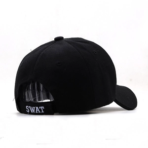 Détail arrière de la casquette tactique noire avec broderie SWAT blanche et sangle réglable