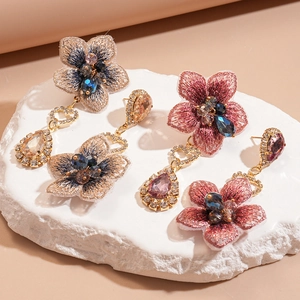 Détail de boucles d'oreilles fleurs en tissu vintage avec perles de cristal et strass poire