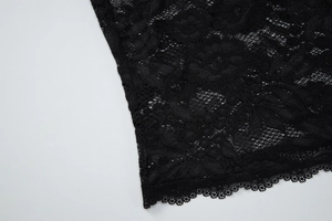 Gros plan sur un élégant tissu en dentelle florale noire avec maille fine