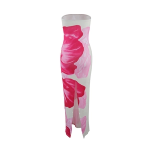 Dettaglio di un abito lungo a fascia bianco con stampa floreale rosa e spacco laterale alto