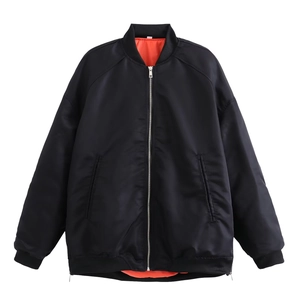 Detail der schwarzen Bomberjacke mit orangefarbenem Futter und silbernem Reißverschluss