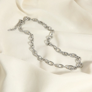 Collana a catena spessa in argento con anelli ovali strutturati e ciondolo S925