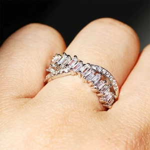 Vue macro d'une bague vague en argent sertie de zircons rectangulaires pour femmes