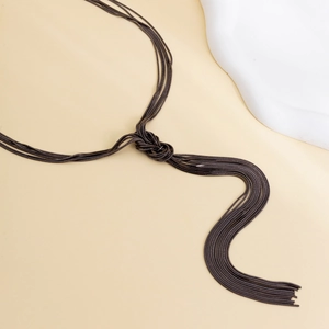 Detailansicht der dunkelbraunen mehrlagigen Schlangenkette mit Knoten und Fransenquaste