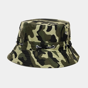 Detail des Camouflage-Sonnenhuts mit Belüftungsösen aus Metall und verstellbarer Kordel