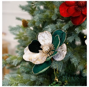Gros plan d'une fleur de magnolia de Noël en velours avec des paillettes sur sapin