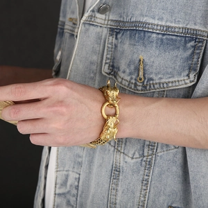 Gros plan d'un bracelet à maillons tête de dragon double plaqué or 18 carats au poignet