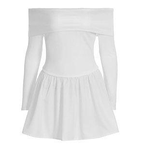 Détail de la robe mini blanche à épaules dénudées avec taille ajustée et jupe plissée chic