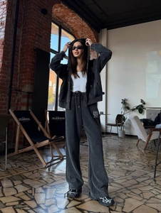 Détail d'un ensemble sweat à capuche gris foncé avec pantalon de survêtement large