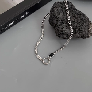 Collana in acciaio al titanio con pietra nera e maglie con trama lavica irregolare