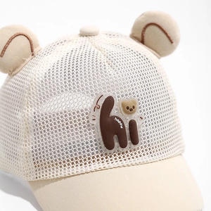Casquette bébé en maille beige avec oreilles et patch 'hi' pour protection solaire