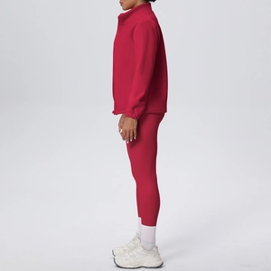 Dettaglio del set yoga rosso in pile con giacca con zip e leggings a vita alta
