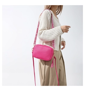 Borsa a tracolla rosa in pelle con ampia tracolla intrecciata a motivi geometrici