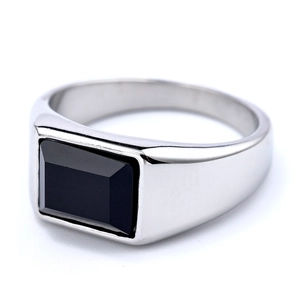 Minimalistischer Edelstahlring mit rechteckigem schwarzem Edelstein und poliertem Band
