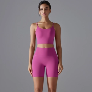 Dettaglio del set da yoga rosso rosa con reggiseno sportivo e pantaloncini fitness a vita alta