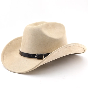 Nahaufnahme der Wildleder-Textur am hellen Cowboyhut mit schwarzem Lederband und Schnalle