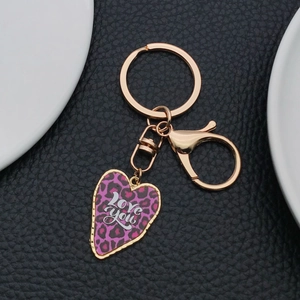 Détail d'un porte-clés en forme de cœur à motif léopard violet avec texte Love You