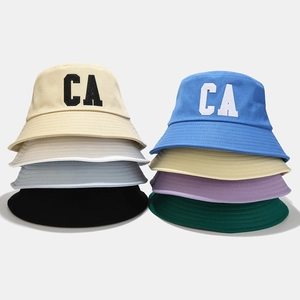 Détail des bobs en coton avec broderie CA disponibles en plusieurs coloris vifs