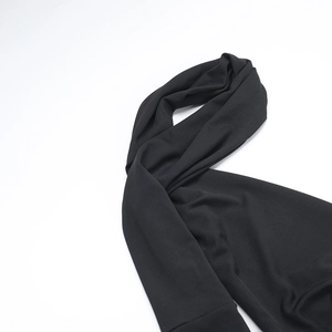 Détail de l'écharpe en maille noire douce pour la robe moulante de la collection automne