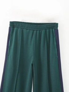 Détail du pantalon décontracté vert foncé avec taille élastique et bande latérale