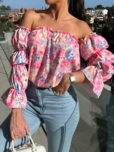 Dettaglio del top in chiffon con spalle scoperte, stampa floreale e maniche a lanterna