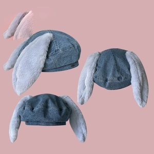 Béret en jean avec oreilles de lapin en peluche, multiples vues sur fond rose