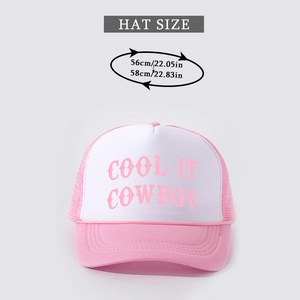 Vue détaillée de la casquette trucker rose avec sangle réglable et taille de 56-58cm