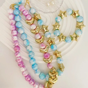 Set collana e bracciale di perle color caramello stile Hawaii con stelle dorate