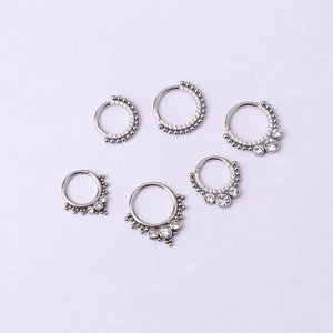 Lot de 6 anneaux de nez en acier inoxydable 16G avec zircons sur fond lavande