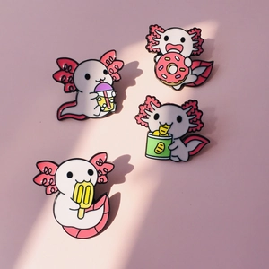 Lot de quatre pin's en émail axolotl mignons avec des snacks et du thé boba