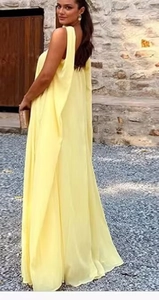Détail du dos d'une robe maxi jaune sans manches et dos nu en tissu léger et fluide