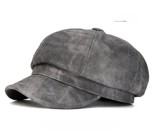 Détail de la casquette gavroche grise en cachemire montrant la texture et la forme octogonale
