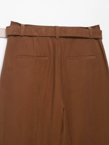Vue détaillée du pantalon décontracté marron avec poches arrière et ceinture texturée