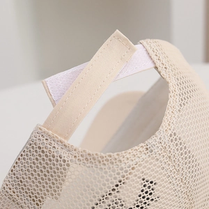 Détail du chapeau de soleil en mesh pour bébé avec velcro réglable pour le confort estival