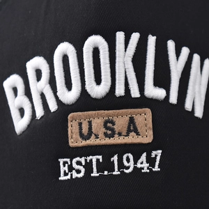 Schwarze Brooklyn Baseballkappe mit 3D-Stickerei und braunem U.S.A.-Lederpatch-Detail